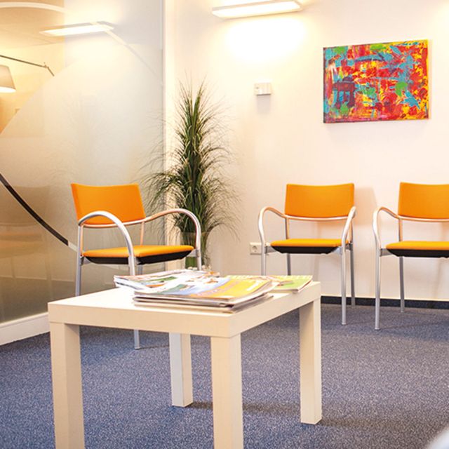Wartezimmer orangene Stühle Fachpraxis für Kardiologie und Innere Medizin in Ettlingen